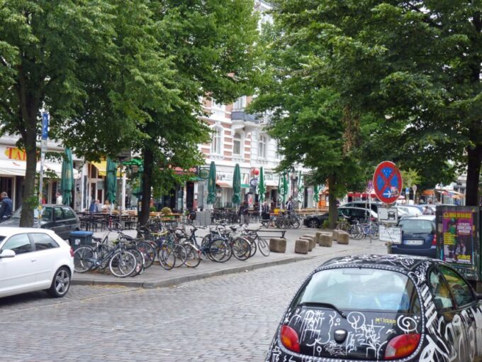 Hamburg: Schanzenviertel Private Tour - Group Size and Duration