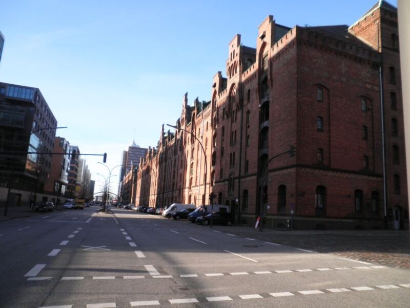Hamburg: Speicherstadt & HafenCity 2-Hour Walking Tour - Exploring Speicherstadt