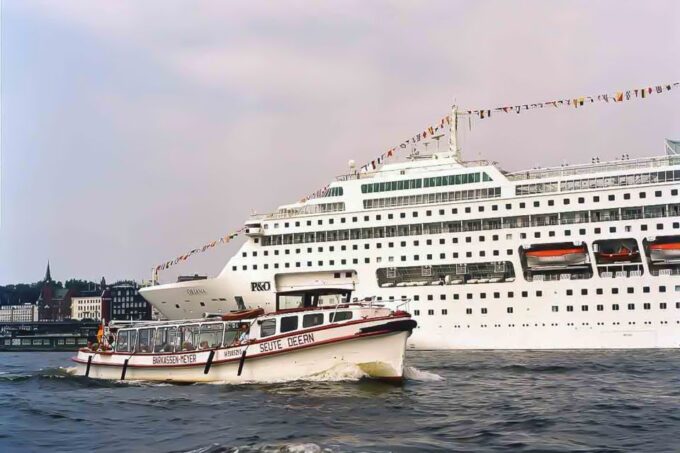 Hamburg: Traditional Harbor Tour With Commentary - Cancellation and Refund Policy