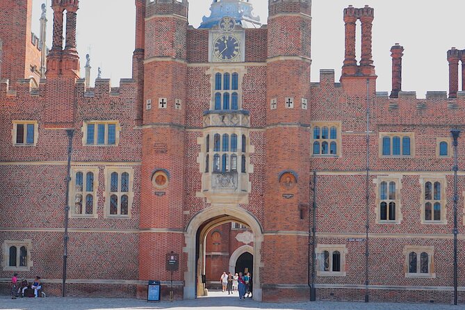 Hampton Court Guided Tour Full Day and High Tea - Transportation and Access