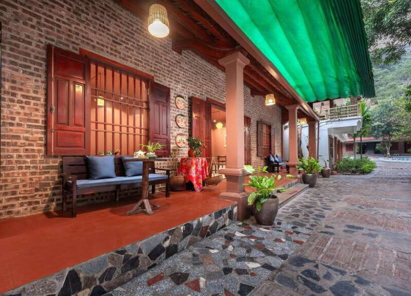Hanoi: 2-Day Ha Long Bay Cruise, Tam Coc, Mua Caves, Hoa Lu - Cruising Halong Bay