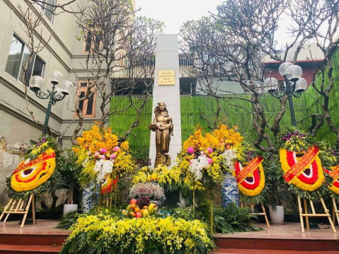 Hanoi: Cho Gioi Vietnam War History Walking Tour - Exploring the Kham Thiem B52 Memorial