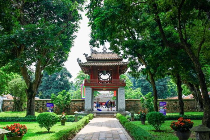 Hanoi: City Highlights Tour With Train Street & Hidden Gems - Knowledgeable and Friendly Guides