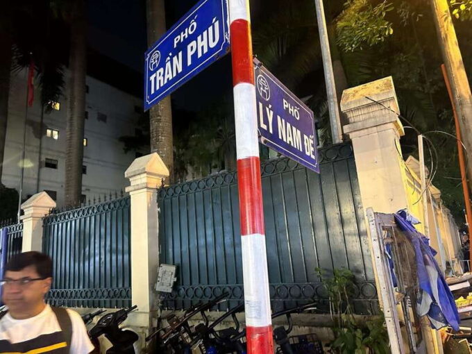 Hanoi Food Tour Visit Train Street Option Walk Motorbike Car - Transportation Options: Walking, Motorbike, or Car