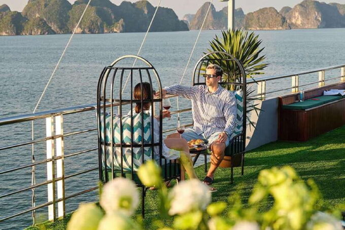 Hanoi: Full-Day Halong Bay 5-Star Cruise With Kayak & Buffet - Exploring Sung Sot Cave