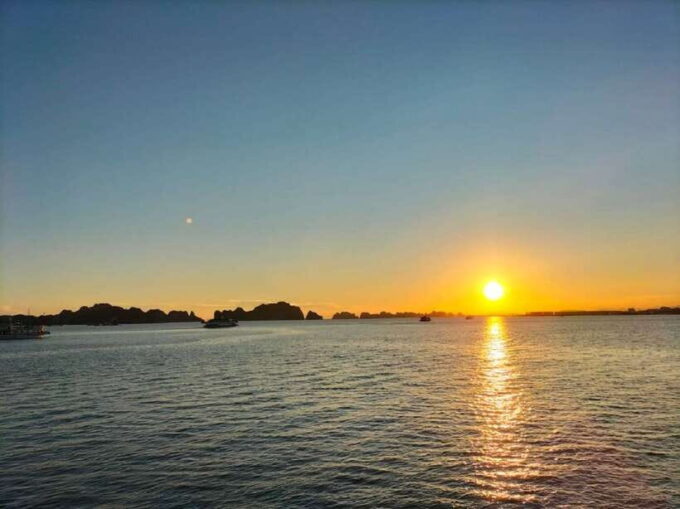 Hanoi: Full-Day Halong Bay Cruise With Swimming & Kayak Tour - What to Expect on the Cruise