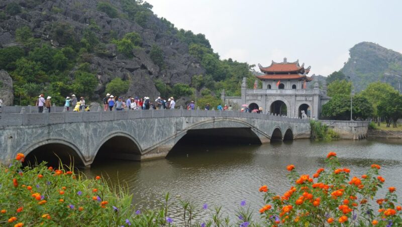 Hanoi: Guided Full-Day Hoa Lu, Trang An and Mua Cave Tour - Hoa Lu: Former Capital Exploration