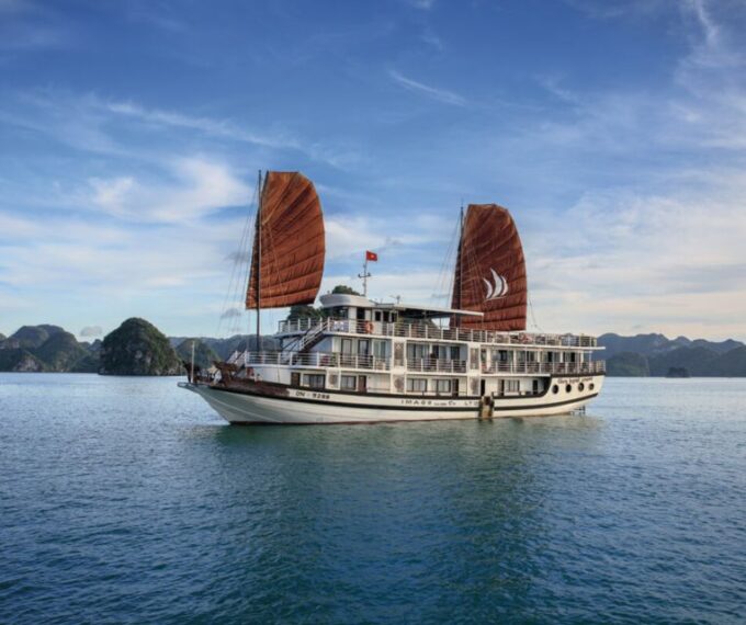 Hanoi: Halong Bay 2 Days 1 Night Cruise - Kayaking and Floating Village Visit