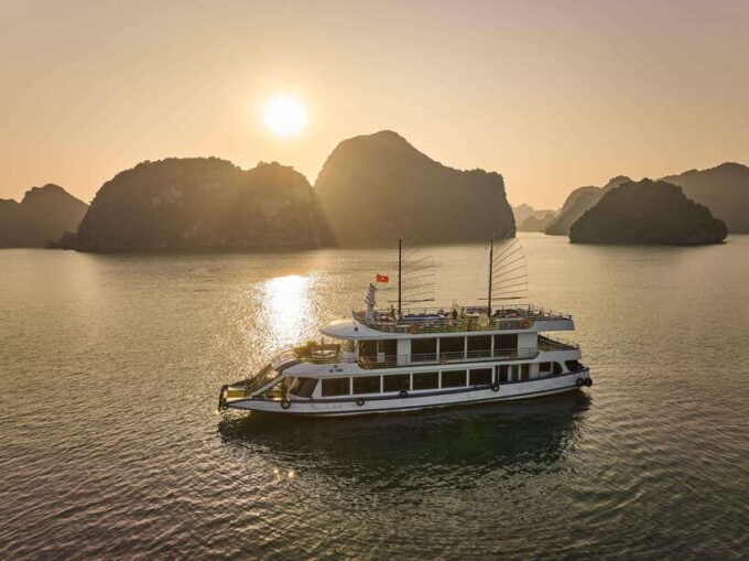 Hanoi: Halong Bay Cruise, Amazing Cave, Titov Island & Kayak - Memorable Experience