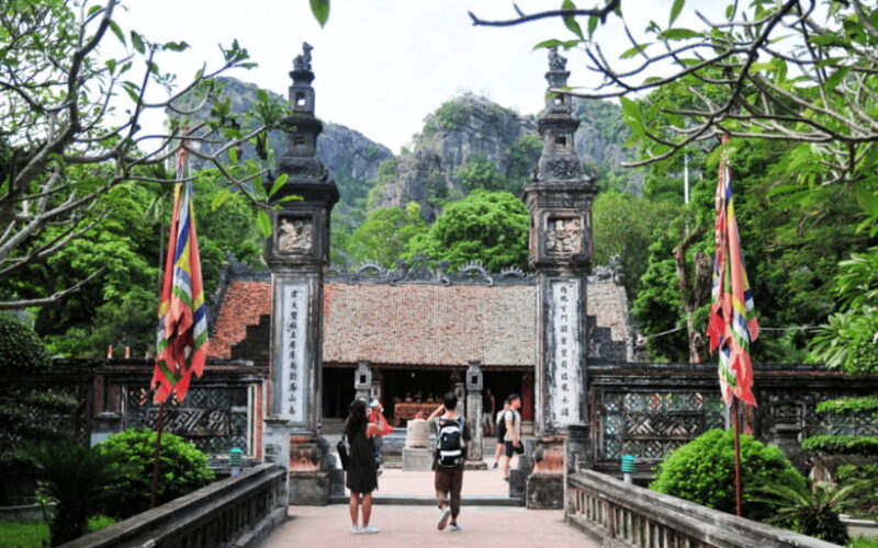 Hanoi: Hoa Lu and Trang an Day Tour With Lunch - Exploring Hoa Lu