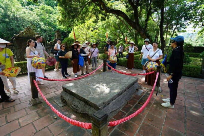 Hanoi: Hoa Lu, Tam Coc, Mua Cave 1-Day Ninh Binh Luxury Tour - Mua Cave Hike and Panoramic Views