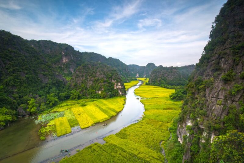 Hanoi: Hoa Lu, Trang An Caves, & Mua Cave Day Trip and Lunch - Climbing to the Mua Cave Viewpoint