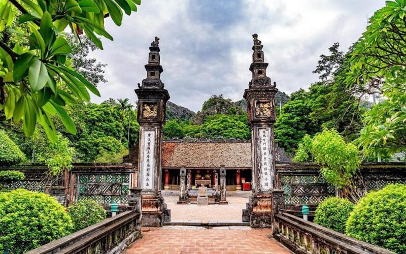 Hanoi - Hoa Lu - Trang an - Hang Mua 1 Day Tour Limobus - Pickup and Transfers
