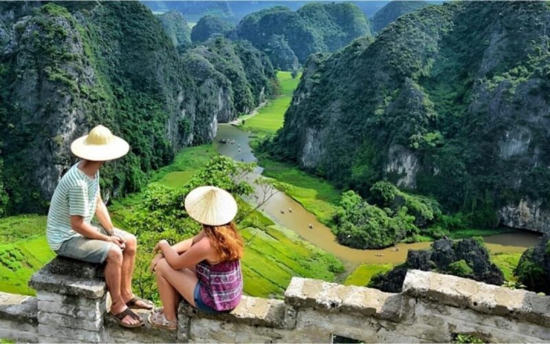 Hanoi - Hoa Lu - Trang an - Hang Mua 1 Day Tour Limobus - Dining Experience