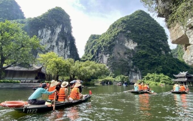 Hanoi - Hoa Lu - Trang an - Hang Mua 1 Day Tour Limobus - Inclusions and Exclusions