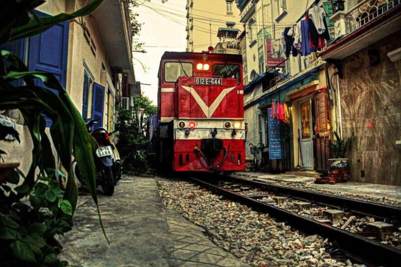 HANOI: MOTORBIKING TO TRAIN STREET AND TEMPLE OF LITERATURE - Key Points