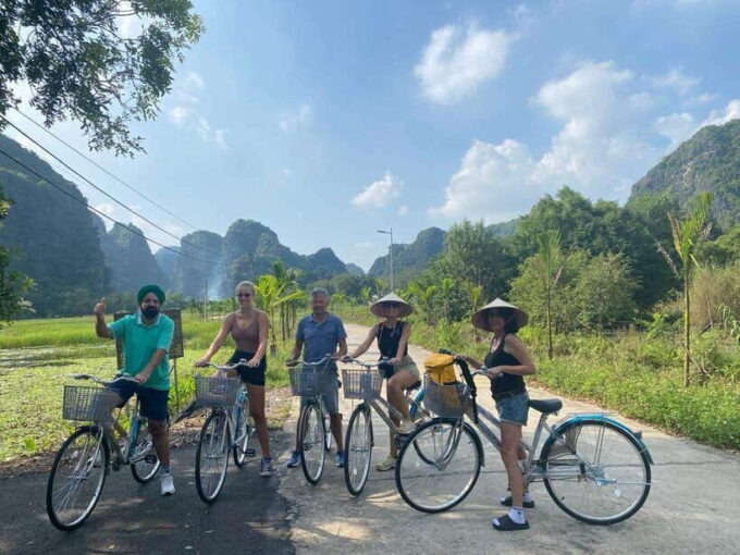 Hanoi: Ninh Binh Full-Day: Trang An, Hoa Lu, Mua Cave, Lunch - Local Cuisine and Lunch