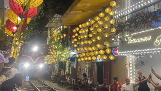 Hanoi: Old Quarter Food Tour With Train Street - Relaxing at Train Street