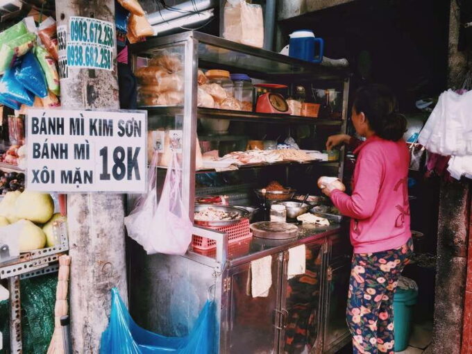 Hanoi: Old Quarter Street Food That Locals Eat - Devouring Hanois Beloved Doughnuts