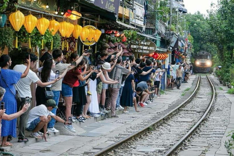 Hanoi: Private Food Tasting Tour and Train Street Experience - Key Points