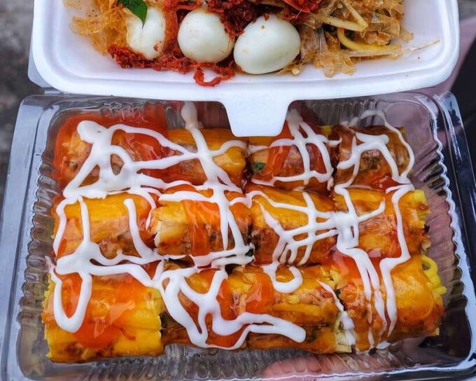Hanoi: Private Food Tasting Tour and Train Street Experience - Experiencing Train Street