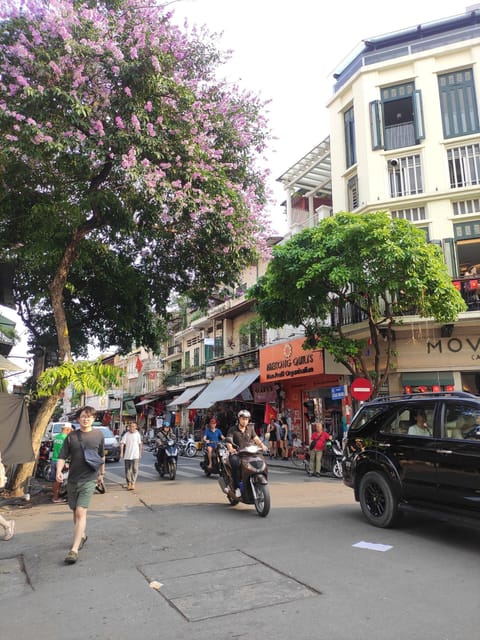 Hanoi: Private Food Tour With Local Guide - Engaging With Local Vendors