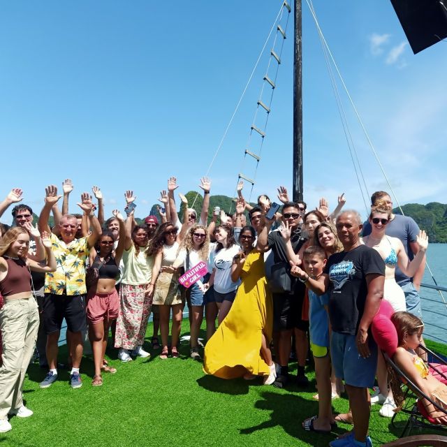 Hanoi: Roundtrip Halong Bay Islands, Caves, Kayaking & Lunch - Breathtaking Views of Halong Bay