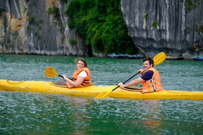 Hanoi: Roundtrip Halong Bay Islands, Caves, Kayaking & Lunch - Visit the Sung Sot Cave