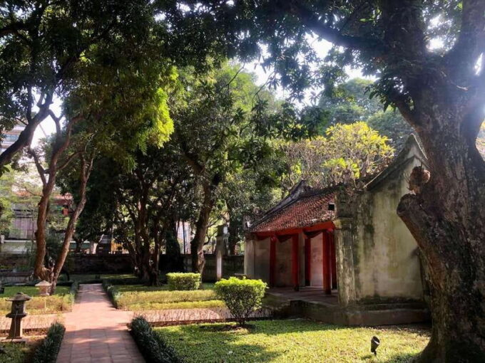 HANOI: SCOOTER VISIT TRAIN STREET & CULTURE SIGHTSEEING - One Pillar Pagoda and Temple of Literature