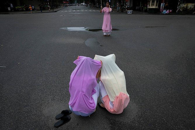 Hanoi Street Photography Workshop With Fujifilm Global Ambassador - Capturing Vibrant Moments