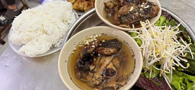 Hanoi: Tasting Street Food With Train Street - Tasting Vietnamese Local Cuisine