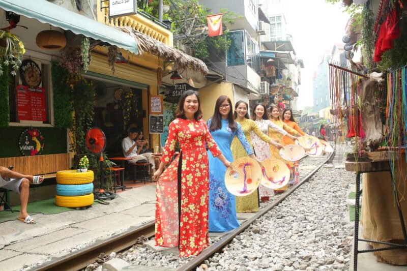 Hanoi: Traditional Ao Dai Dress and Non La Hat Rental - Exploring Hanoi in Ao Dai