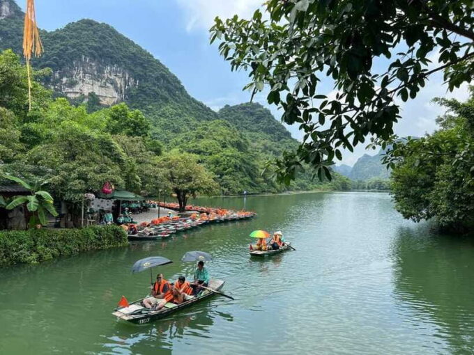 Hanoi: Trang An, Hoa Lư and Mua Cave 1-Day Trip With Lunch - Exploring Hoa Lu Ancient Capital