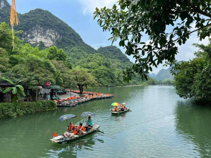 Hanoi: Trang An, Hoa Lư and Mua Cave 1-Day Trip With Lunch - Boat Tour at Trang An