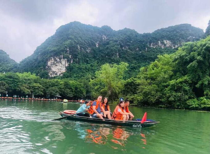 Hanoi: Trang An, Hoa Lư and Mua Cave 1-Day Trip With Lunch - Climbing Mua Cave