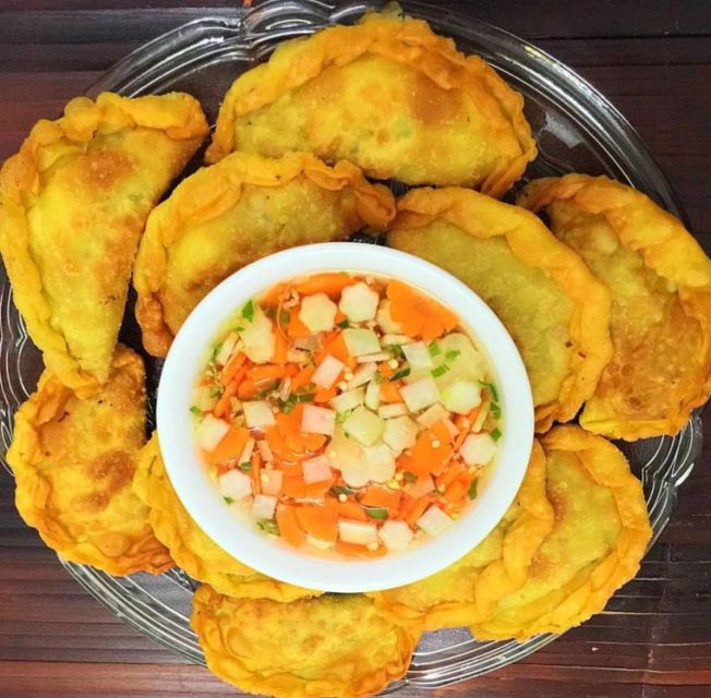 Hanoi Walking Food Tour With Train Street Visit - Neighborhood Stroll and Boutique Visits