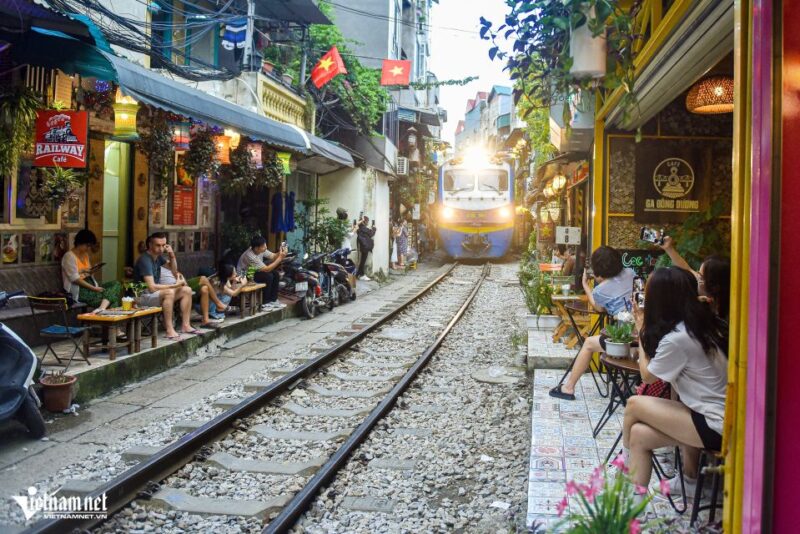 Hanoi's Nightlife: Exploring and Relaxing Massage Experiences - Uncovering Hidden Street Art Gems