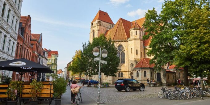 Hanover: Guided Walking Tour of the Nordstadt District - Neighborhood Exploration