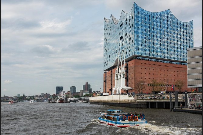 Harbor Cruise on the Beautiful Elbe - Group Size and Audio Guide