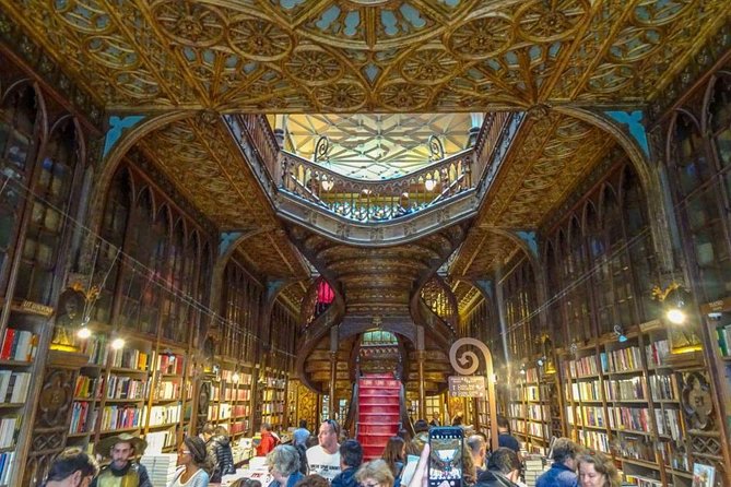 Harry Potter and Lello Bookshop Tour : Highlights and Hidden Gems - Meeting the Knowledgeable Tour Guides