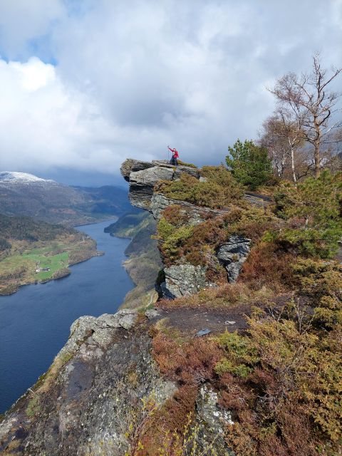 Haugesund: Guided Hike to Himakåna (Mini Trolltunga) - Hiking Experience