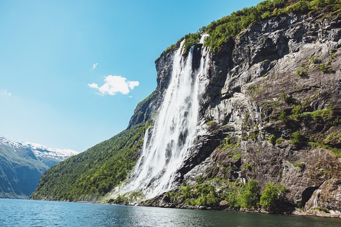 Hellesylt Sightseeing Boat Geirangerfjord - Cruise Experience and Amenities