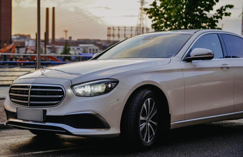 Helsinki Airport VIP Transfers: Exclusive Comfort&Efficiency - Real-time Flight Monitoring