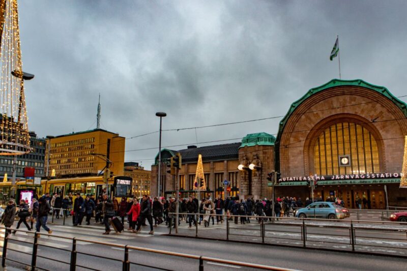 Helsinki: First Discovery Walk and Reading Walking Tour - Tour Experience and Features
