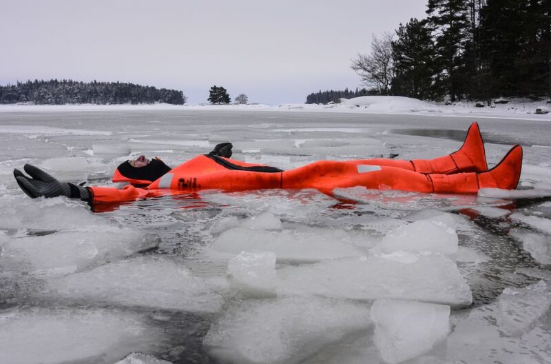 Helsinki: Floating Experience in a Survival Suit - Learning and Relaxation