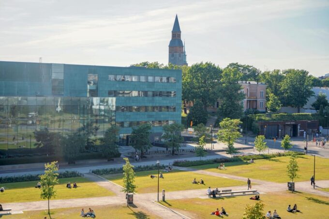 Helsinki: Free Guided City Sights and Culture Walking Tour - Meeting the Guide