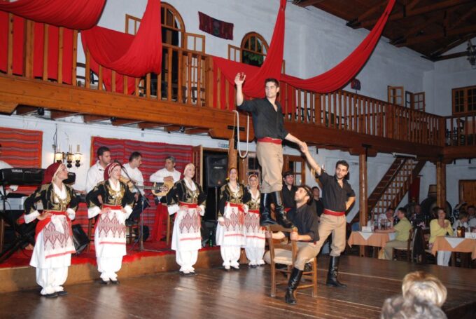 Heraklion: Cretan Folklore Night With Buffet at Karouzanos - Traditional Dances