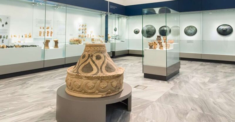 Heraklion Walking Tour With Archaeological Museum - Key Points