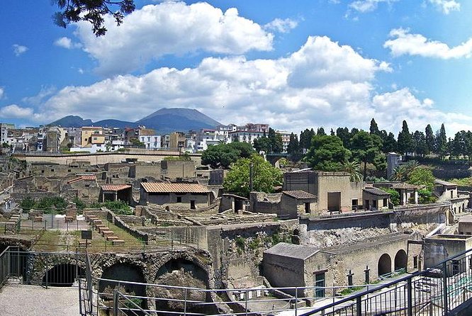 Herculaneum Drive With Guide From Naples - Traditional Italian Lunch in Pompeii
