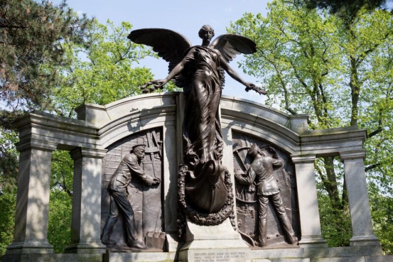 Heritage of the Titanic: Southampton Private Walking Tour - Mayflower Pilgrims Memorial